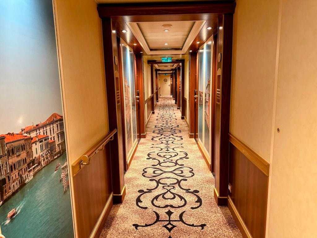 carnival venezia hallway