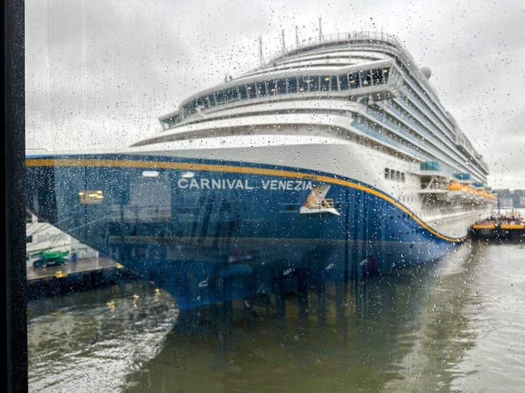 carnival venezia nyc rain