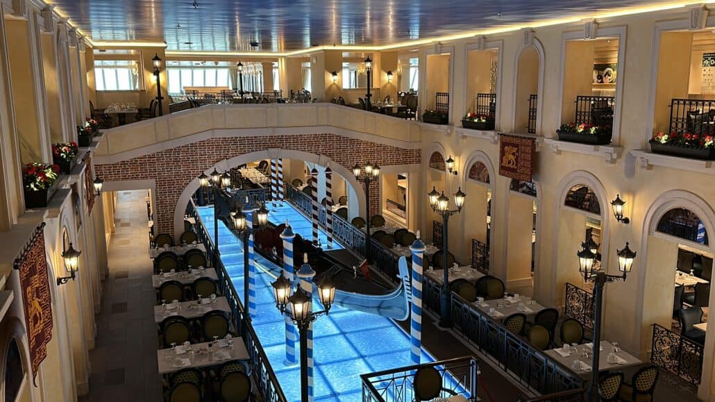 Dining room in Carnival Venezia 